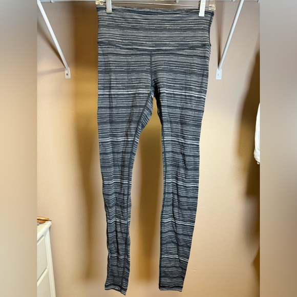 32” Lululemon Wunder Under Pant III in Blurry Belle Battleship Black. Size 6. - Picture 9 of 11